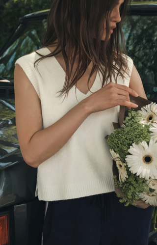 Classic Act Sweater Vest - Sandstone